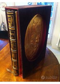 LIBRO DA COLLEZIONE  PADRE  PIO E FRANCOBOLLI