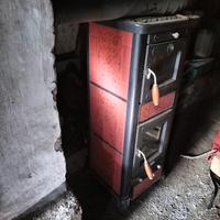 Stufa a legna ghisa e rivestimento in ceramica