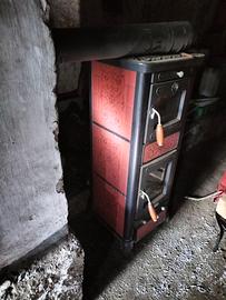 Stufa a legna ghisa e rivestimento in ceramica