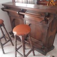 Set Bancone Bar con 2 Sgabelli Alti e mensole in l