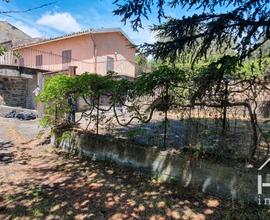 Ragalna - casa con terrazzo e giardino