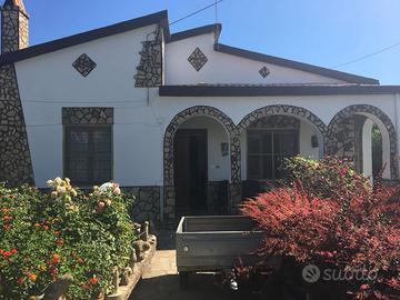 Villa con ampio giardino e frutteto
