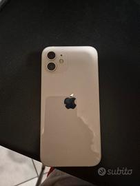 iphone 12 compreso di cover in foto