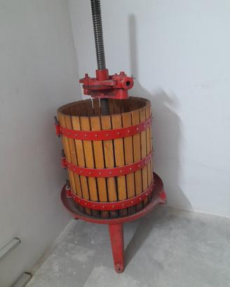 Torchio manuale per uva diametro 60cm.