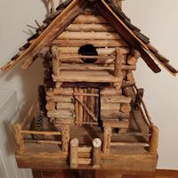 Baita in legno su piedistallo 