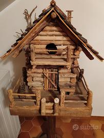Baita in legno su piedistallo 