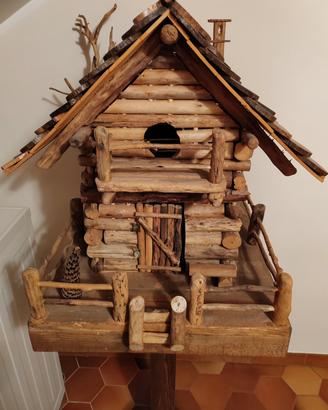 Baita in legno su piedistallo 
