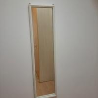 specchio con cornice di legno 