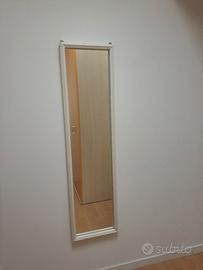 specchio con cornice di legno 