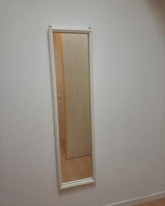 specchio con cornice di legno 
