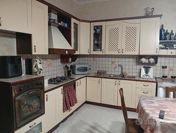 cucina tavolo e sedie 