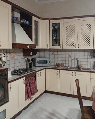 cucina tavolo e sedie 