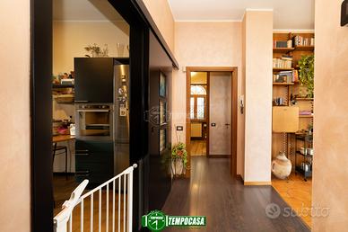 VILLA BIFAMILIARE CON BOX DOPPIO E AMPIO GIARDINO