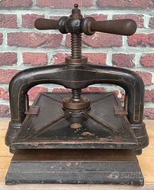 antica pressa per libri in ghisa 