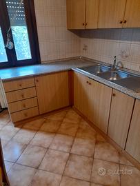 cucina usata con fornelli e forno