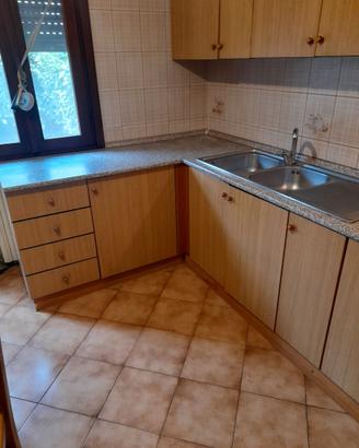cucina usata con fornelli e forno