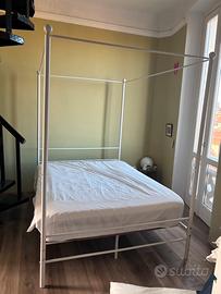 letto baldacchino bianco