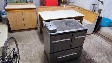 stufa e set tavola panca e mobile