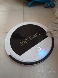 piccolo robottino aspirapolvere 