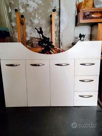 Mobile bagno con lavabo