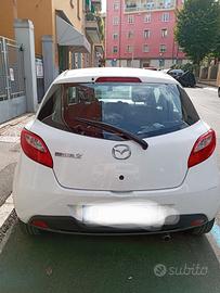 Auto Mazda 2