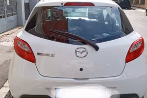 Auto Mazda 2