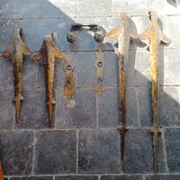 Ferramenta per portoni in legno