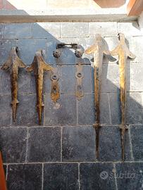 Ferramenta per portoni in legno