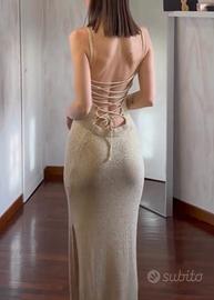 Abito dorato aderente