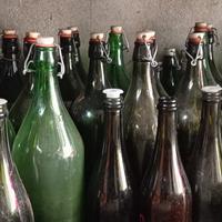 bottiglie da 2 litri e da 1 litro in vetro 