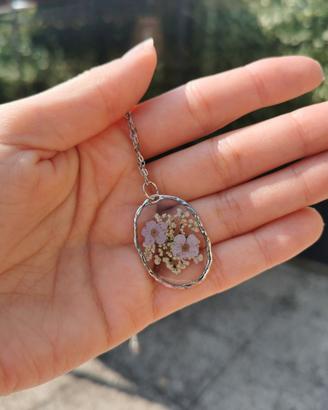 Collana con ciondolo in resina e fiori veri secchi