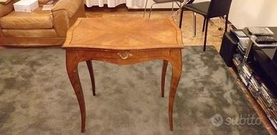 Tavolino classico/vintage in legno con cassetto