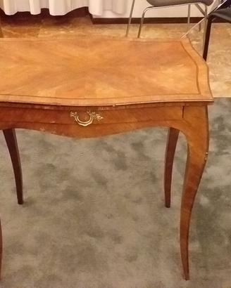 Tavolino classico/vintage in legno con cassetto
