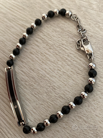 Bracciale elegante nero e argento con piastrina
