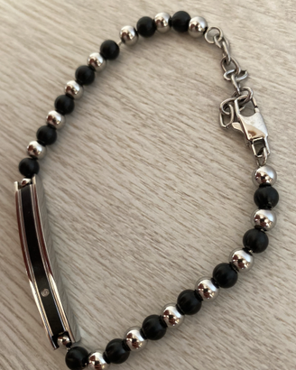 Bracciale elegante nero e argento con piastrina