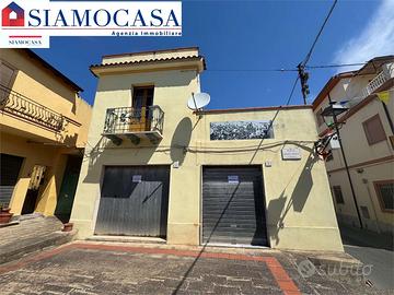 Locale commerciale di 100 mq con diverse vetrine