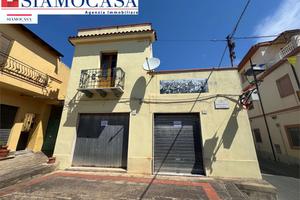 Locale commerciale di 100 mq con diverse vetrine