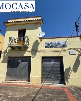 Locale commerciale di 100 mq con diverse vetrine