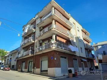 Immobile di 220 m² con 2 locali a Castellana Grott