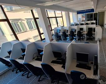 STOCK postazioni ufficio con divisori e sedie 