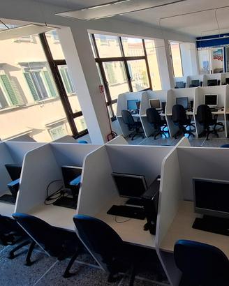STOCK postazioni ufficio con divisori e sedie 