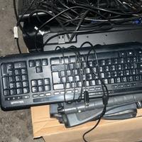 Computer tastiere e sedie ufficio