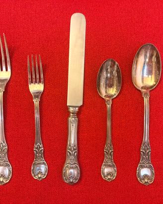 Servizio da 12/6 di posate d’argento 800 - 48 Pz
