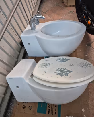coppia di sanitari sospesi