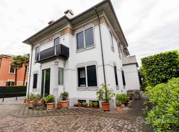 Casa indipendente di 444 m² con più di 5 locali e 