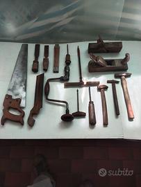 Collezione di 15 arnesi da falegname molto datati.
