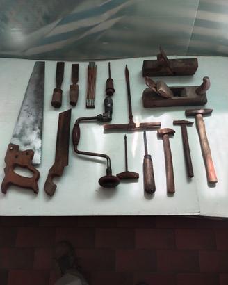 Collezione di 15 arnesi da falegname molto datati.