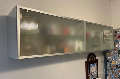 coppia di pensili con ante e ripiani in vetro