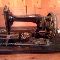 Macchina da cucire SINGER a manovella
