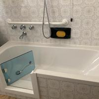 Vasca da bagno con sportello